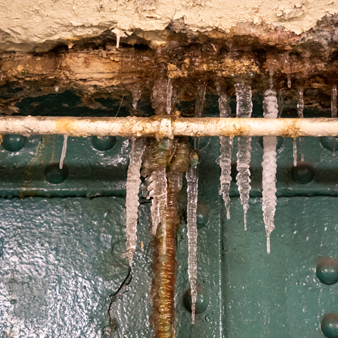 A pipe with ice cicles 