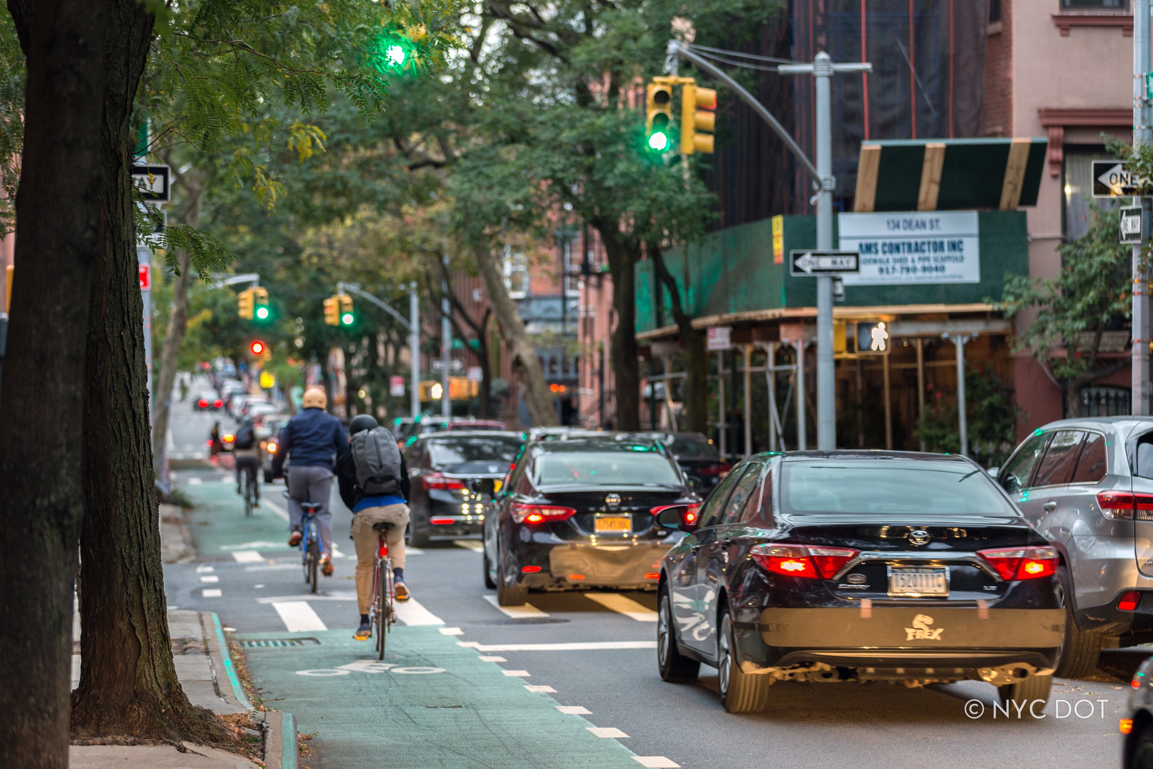 Cyclists hit successive green lights on Hoyt Street, a Green Wave Corridor, in Brooklyn. Credit: NYC DOT 